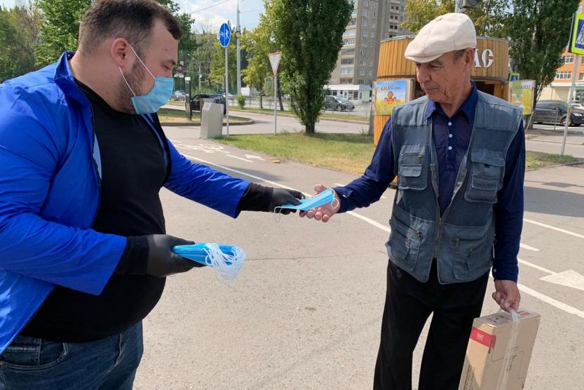 На передовой борьбы: тысячу защитных масок раздали жителям волонтерыОктябрьского района